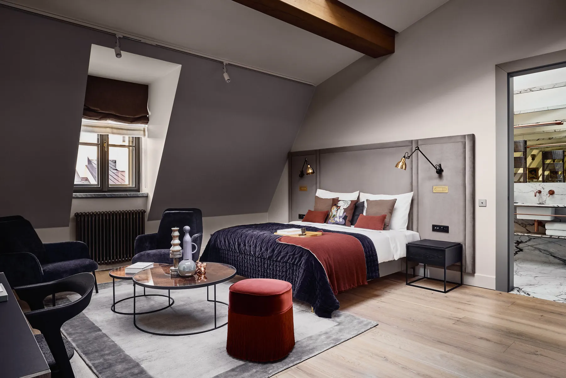 Dębowa podłoga w pokoju hotelowym H15 Luxury Palace, zdjęcie 4