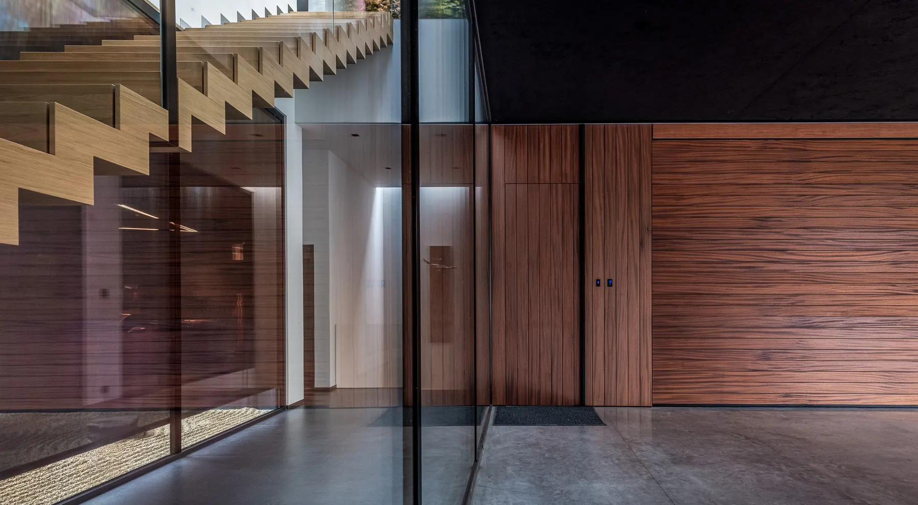 Modern dark house with African Sipo cladding and garage door, photo 2