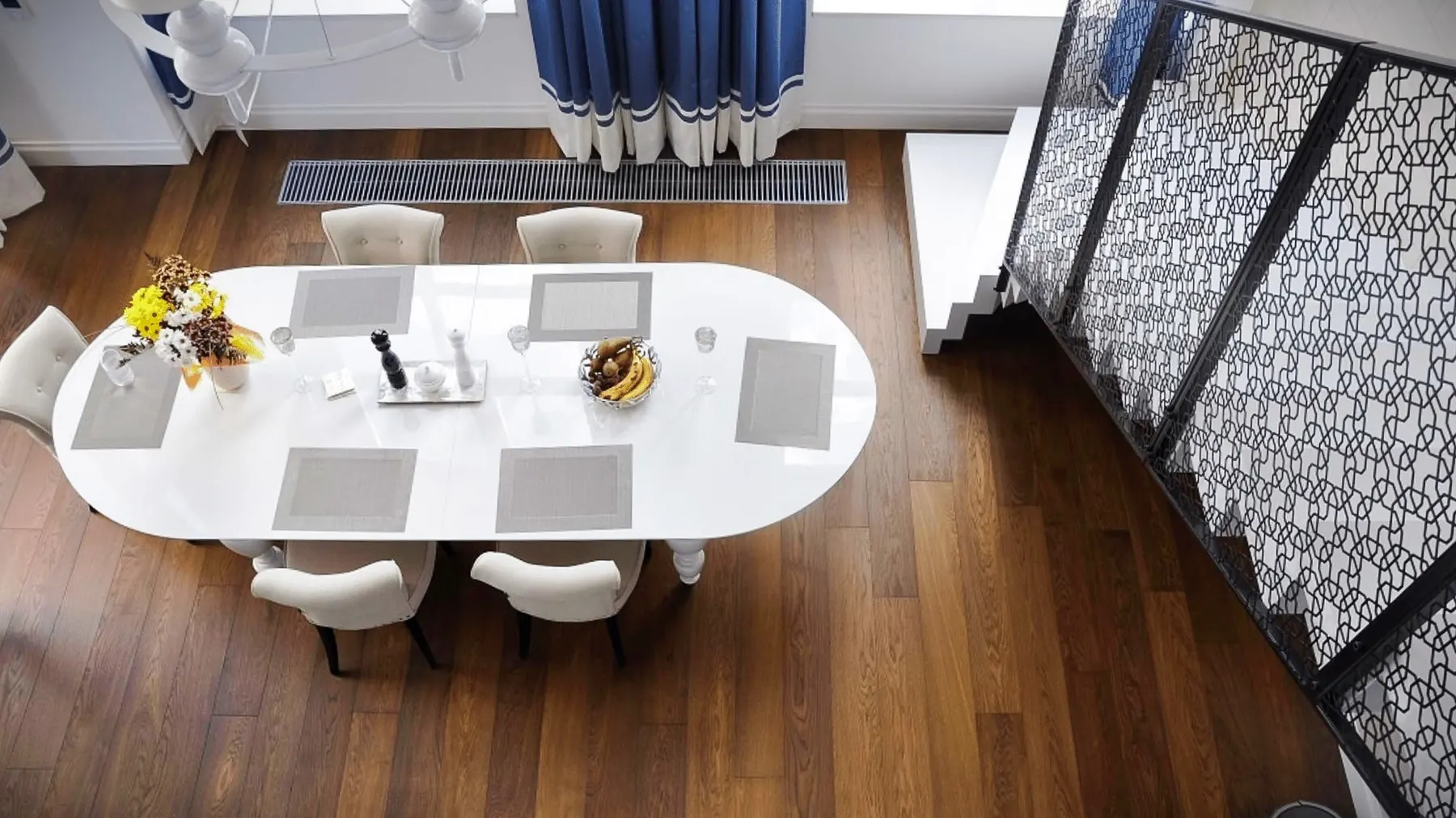 Oak floor in the dining room of a Warsaw apartment